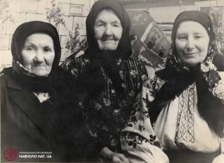 Світлина трьох жінок